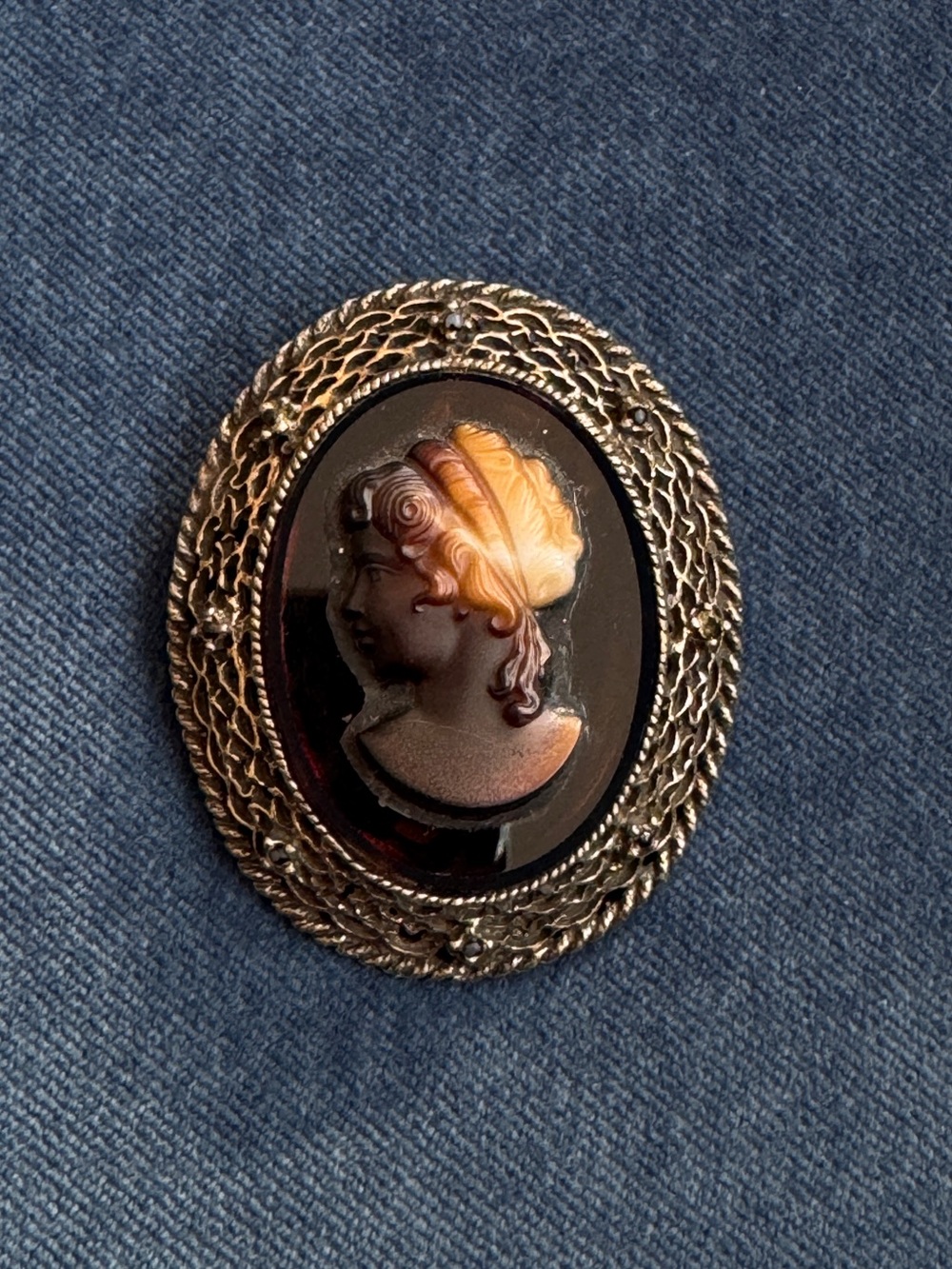 Vintage Large Cameo Brooch  Tortoise Shell
Pin or Pendant Gold Tone